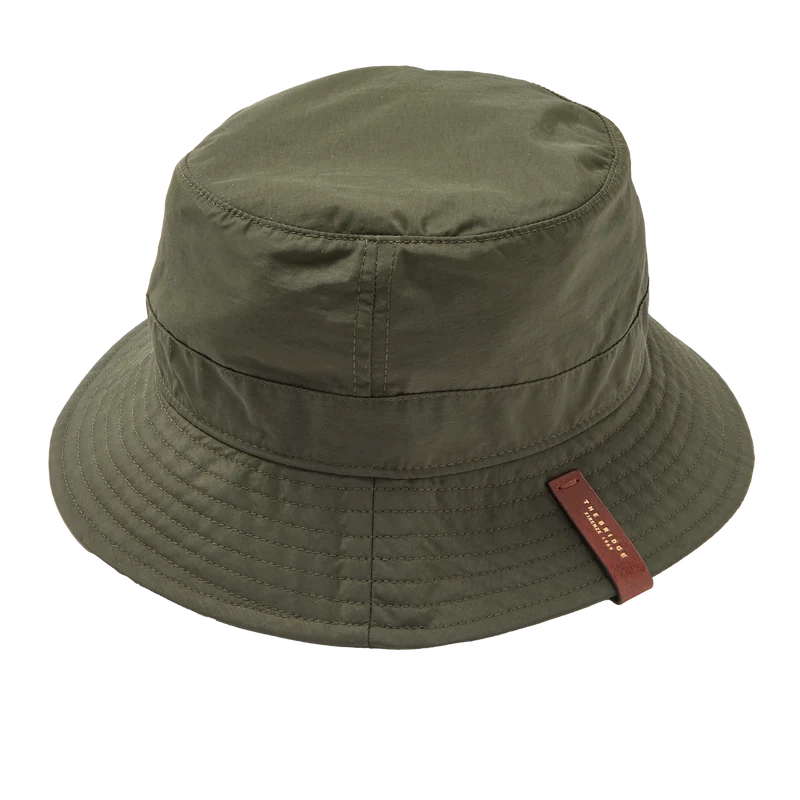 Cappello bucket con logo in pelle