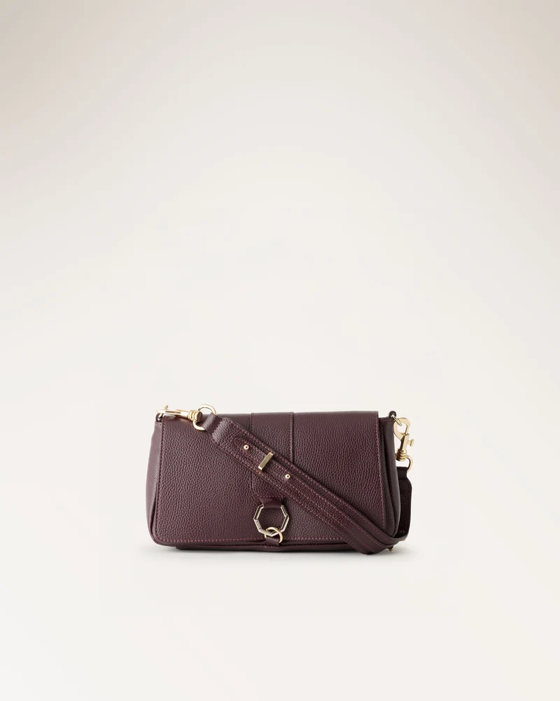 Nelia Plum