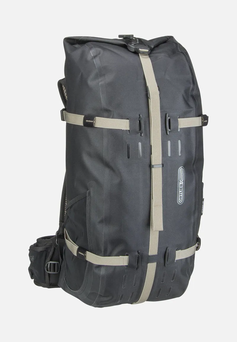 Atrack 35L Schwarz - Travel Backpack
